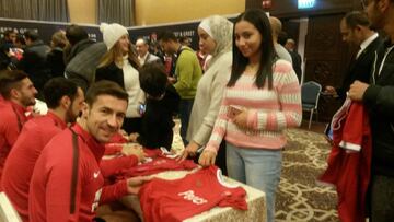 El Atlético firmó fotos y camisetas a 100 hinchas de Al Alhy