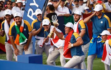 Viktor Hovland del equipo de Europa y sus compañeros celebran la victoria. 