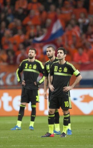 1-0. Decepción de Cesc y mario Suárez tras el primer tanto marcado por De Vrij.