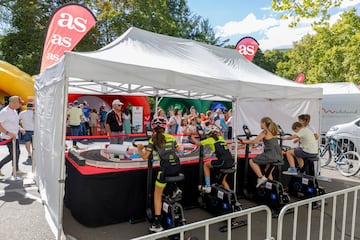 AS celebró la última etapa de La Vuelta 2024 con varias actividades en la ‘fan zone’. El público pudo montarse en un looping o participar en una competición de bicicletas estáticas y  poner a prueba sus conocimientos sobre La Vuelta con un juego de preguntas.