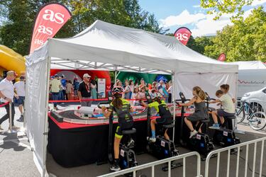 AS celebró la última etapa de La Vuelta 2024 con varias actividades en la ‘fan zone’. El público pudo montarse en un looping o participar en una competición de bicicletas estáticas y  poner a prueba sus conocimientos sobre La Vuelta con un juego de preguntas.