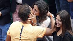 Rafael Nadal besa a su novia Xisca Perello tras ganar el t&iacute;tulo en el Masters 1.000 de Montecarlo en 2016.