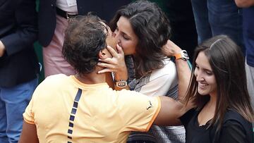 Rafael Nadal besa a su novia Xisca Perello tras ganar el t&iacute;tulo en el Masters 1.000 de Montecarlo en 2016.