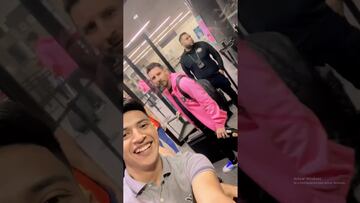 Fan logró tomarse foto con Messi en su llegada a Monterrey