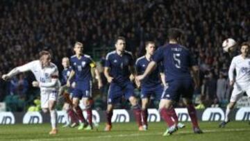 Wayne Rooney anota ante Escocia durante el partido amistoso disputado en Celtic Park