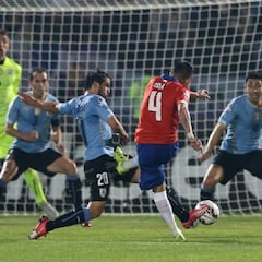 El golazo de Isla que eliminó a Uruguay en Copa América 2015