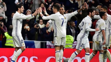 Real Madrid's forward Alvaro Morata is congratuled by Real Madrid's Portuguese forward Cristiano Ronaldo (2L) after scoring a goal during the Spanish league football match Real Madrid CF vs Real Sociedad at the Santiago Bernabeu stadium in Madrid on January 29, 2017. / AFP PHOTO / GERARD JULIEN