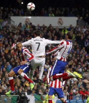 Cristiano Ronaldo entre Miranda y Mario Suárez.