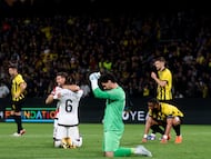 NEA PHILADELPHIA (Greece), 16/04/2026.- Augusto Batalla (C) of Rayo Vallecanos celebrates at the end of the UEFA Conference League quarter-finals, 2nd leg soccer match between AEK Athens and Rayo Vallecano in Nea Philadelphia, Attica, Greece, 16 April 2026. (Grecia, Atenas, Filadelfia) EFE/EPA/GEORGIA PANAGOPOULOU