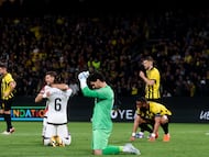NEA PHILADELPHIA (Greece), 16/04/2026.- Augusto Batalla (C) of Rayo Vallecanos celebrates at the end of the UEFA Conference League quarter-finals, 2nd leg soccer match between AEK Athens and Rayo Vallecano in Nea Philadelphia, Attica, Greece, 16 April 2026. (Grecia, Atenas, Filadelfia) EFE/EPA/GEORGIA PANAGOPOULOU