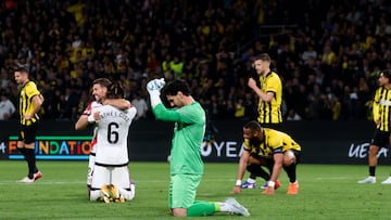 NEA PHILADELPHIA (Greece), 16/04/2026.- Augusto Batalla (C) of Rayo Vallecanos celebrates at the end of the UEFA Conference League quarter-finals, 2nd leg soccer match between AEK Athens and Rayo Vallecano in Nea Philadelphia, Attica, Greece, 16 April 2026. (Grecia, Atenas, Filadelfia) EFE/EPA/GEORGIA PANAGOPOULOU