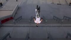El piloto austr&iacute;aco de MTB Fabio Wibmer tirando un backflip escaleras abajo en Francia para su clip Video Game. 