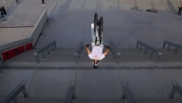 El piloto austríaco de MTB Fabio Wibmer tirando un backflip escaleras abajo en Francia para su clip Video Game.