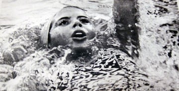 Mari Paz Corominas no fue la primera nadadora en ir a los Juegos Olímpicos, pero sí cuenta con la etiqueta de ser la primera finalista. Una pionera en los años 60. Aprendió a nadar en una balsa que tenía su padre y pronto la fichó el CN Sabadell cuando descubrió sus habilidades. Nacida en 1952, fue una de las dos mujeres que acudió a los Juegos de México 1968.

Todo era nuevo para Corominas, que logró clasificarse para la final de los 200 espalda, y finalizó en séptima posición. Todo un acontecimiento en la prensa de la época. La nadadora, ante el sacrificio del entrenamiento, decidió dejarlo prematuramente no si antes haber dejado huella.

