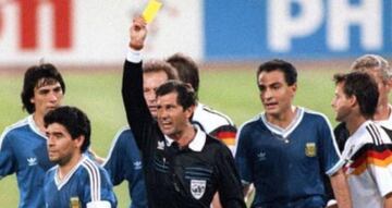 En la Final del Mundial 1990, el árbitro naturalizado mexicano expulsó a los argentinos Pedro Monzón y Gustavo Dezotti y a Maradona le mostró una amarilla que varios pedían como roja.