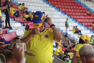 Los hinchas de la Selección Colombia acompañan al equipo en su partido ante Ecuador por las Eliminatorias Sudamericanas en el Metropolitano.