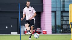 USA3812. FORT LAUDERDALE (ESTADOS UNIDOS), 21/09/2020.- Fotograf&iacute;a cedida hoy por la Liga Mayor de F&uacute;tbol (MLS) estadounidense donde aparece el delantero argentino Gonzalo &quot;El Pipa&quot; Higua&iacute;n durante su primer entrenamiento con el Inter Miami CF en Fort Lauderdale, Florida (EEUU). El diario Miami Hearld cit&oacute; a una fuente de la MLS que cifr&oacute; en unos 7 millones de d&oacute;lares el salario del argentino de 32 a&ntilde;os, que llega libre desde el Juventus. Nacionalizado argentino aunque nacido en Francia hace 32 a&ntilde;os, &quot;El Pipa&quot; anunci&oacute; en marzo de 2019 su retirada de la selecci&oacute;n de Argentina, con la que jug&oacute; en 75 partidos y marc&oacute; 31 goles. EFE/Inter Miami CF/MLS /SOLO USO EDITORIAL /NO VENTAS