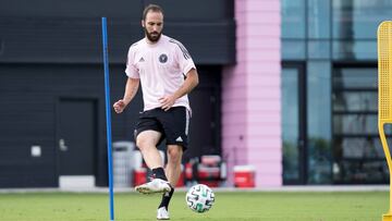 USA3812. FORT LAUDERDALE (ESTADOS UNIDOS), 21/09/2020.- Fotografía cedida hoy por la Liga Mayor de Fútbol (MLS) estadounidense donde aparece el delantero argentino Gonzalo "El Pipa" Higuaín durante su primer entrenamiento con el Inter Miami CF en Fort Lauderdale, Florida (EEUU). El diario Miami Hearld citó a una fuente de la MLS que cifró en unos 7 millones de dólares el salario del argentino de 32 años, que llega libre desde el Juventus. Nacionalizado argentino aunque nacido en Francia hace 32 años, "El Pipa" anunció en marzo de 2019 su retirada de la selección de Argentina, con la que jugó en 75 partidos y marcó 31 goles. EFE/Inter Miami CF/MLS /SOLO USO EDITORIAL /NO VENTAS