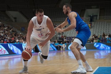 El pívot de Sombor es la antiestrella del baloncesto. Más cercano a la tripa cervecera que a los abdominales de gimnasio, Jokic es un jugador especial, único. Con 213 centímetros y casi 115 kilos de peso, el ´center de Denver Nuggets es capaz de controla