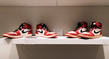 Subasta de par de tenis que usó Michael Jordan, alcanza los 300 mil dólares