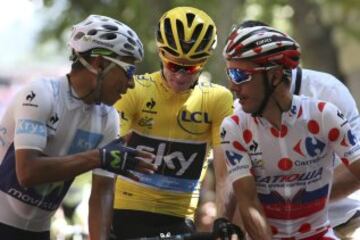 Nairo Quintana habla con Purito delante del líder Chris Froome. antes de la etapa de hoy.