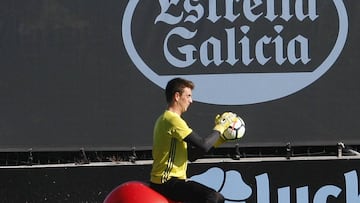 Iván Villar se ejercita sentado sobre un balón medicinal en las instalaciones de A Madroa.