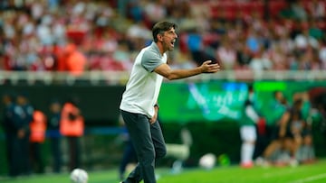 AME3716. GUADALAJARA (MÉXICO), 22/08/2023.- Veljko Paunovic entrenador del Guadalajara da indicaciones a sus jugadores hoy, durante un partido por la jornada 5 del torneo Apertura 2023 de la Liga MX, en el Estadio Akron en Guadalajara, Jalisco (México). EFE/ Francisco Guasco
