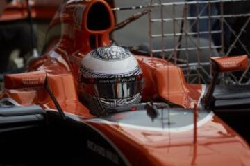 Fernando Alonso entra en el box.