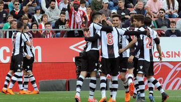 GRAF3361. GIRONA, 31/03/2018.- Jugadores del Levante celebran el 1-1 conseguido ante el Girona, durante el partido correspondiente a la jornada 30 de LaLiga celebrado hoy en el Estadio Municipal de Montilivi. EFE/Robin Townsend