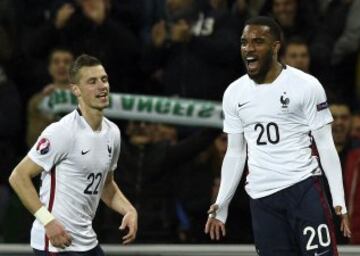 1-0. Alexandre Lacazette celebró el primer gol.