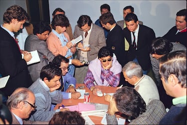 Maradona junto a sus compañeros del Napoli en 1986.