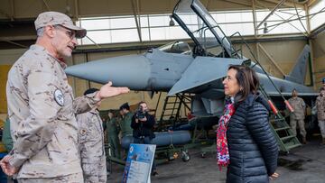 La ministra de Defensa, Margarita Robles conversa con militares de distintas disciplinas durante la visita a la Base Aérea de Morón, a 8 de marzo de 2024, en Morón, Sevilla (Andalucía, España). La ministra de Defensa, Margarita Robles, visita  a la base aérea de Morón, para conocer las instalaciones del Ala 11 y el Segundo Escuadrón de Apoyo Aéreo, unidades del Ejército del Aire y del Espacio ubicadas en la Base.
08 MARZO 2024
Francisco J. Olmo / Europa Press
08/03/2024