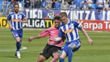 Nano y Raúl García durante el partido.