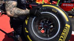 A Red Bull Racing F1 technician holds a medium Pirelli F1 tyre ahead of the third practice session at the Circuit Paul Ricard in Le Castellet, southern France, on June 22, 2019, ahead of the Formula One Grand Prix de France. (Photo by Boris HORVAT / AFP)