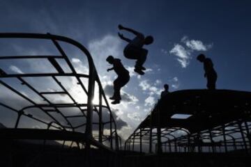 Jóvenes afganos practican sus habilidades de parkour en frente de las ruinas del Palacio Darul Aman en Kabul. Parkour, que se originó en Francia en la década de 1990 y también se conoce como libre en ejecución, consiste en conseguir alrededor de los obstáculos urbanos con una mezcla de ritmo rápido de saltar, saltar, correr y rodar.