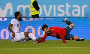 Waston le hizo una dura entrada a Isco.