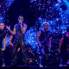 Rauw Alejandro’s not-so-subtle gesture to Rosalia in the middle of his concert