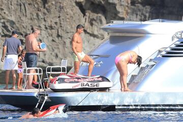 Cristiano Ronaldo disfruta con su familia de un día en barco por las aguas ibicencas. 