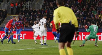 0-1. Karim Benzema marcó el primer gol.