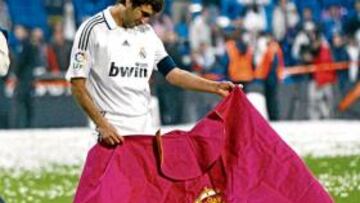 <b> A POR EL 7º CAPOTAZO. </b>Raúl ha puesto de moda torear con su capote después de cada Liga ganada.