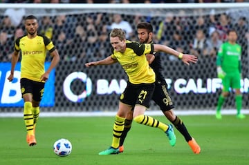 El alemán Andre Schurrle pelea el balón con el delantero charrúa Diego Rossi.