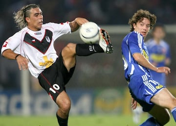 Esteban Paredes cumple 37 años de edad. En su carrera profesional ha jugado en Santiago Morning, Puerto Montt, Pachuca Junior de México, Cobreloa, Colo Colo, Atlante y Querétaro de Mexico. En la selección chilena participa regularmente desde 2006.