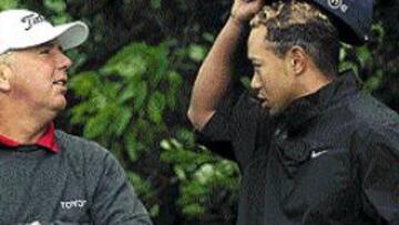 <b>NUEVO LOOK.</B> Tiger Woods muestra a Mark OMeara las mechas rubias que adornan su cabeza.