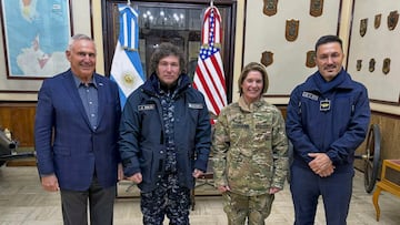 USHUAIA (ARGENTINA), 05/04/2024.- El presidente de Argentina, Javier Milei (2i), y la comandante del Comando Sur de los Estados Unidos, Laura Richardson, posan junto al embajador de Estados Unidos en Argentina, Marc Stanley (i), y al ministro argentino de Defensa, Luis Petri, durante la reunión en la madrugada de este viernes en Ushuaia, la localidad más austral de Argentina, y conocida como 'la ciudad del fin del mundo'. EFE/ Presidencia de Argentina SOLO USO EDITORIAL/SOLO DISPONIBLE PARA ILUSTRAR LA NOTICIA QUE ACOMPAÑA (CRÉDITO OBLIGATORIO)