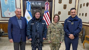 USHUAIA (ARGENTINA), 05/04/2024.- El presidente de Argentina, Javier Milei (2i), y la comandante del Comando Sur de los Estados Unidos, Laura Richardson, posan junto al embajador de Estados Unidos en Argentina, Marc Stanley (i), y al ministro argentino de Defensa, Luis Petri, durante la reunión en la madrugada de este viernes en Ushuaia, la localidad más austral de Argentina, y conocida como 'la ciudad del fin del mundo'. EFE/ Presidencia de Argentina SOLO USO EDITORIAL/SOLO DISPONIBLE PARA ILUSTRAR LA NOTICIA QUE ACOMPAÑA (CRÉDITO OBLIGATORIO)
