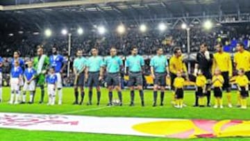 <b>EN LIVERPOOL. </b>Los jugadores del Everton y del AEK de Atenas posan con el árbitro, los linieres y los jueces de gol antes de su partido disputado en Goodison Park.