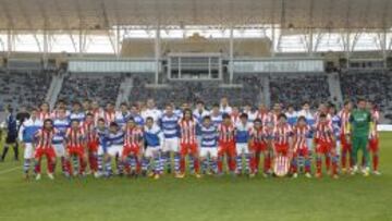 Ambos equipos posaron juntos antes del partido.