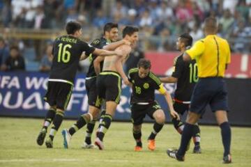 Jürgen Damm fue amonestado por quitarse la camisa en su festejo.