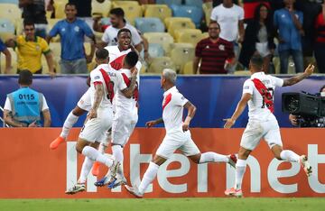 1-2. Jefferson Farf¨¢n celebr¨® el segundo gol.