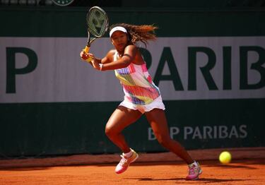 Non-native New Yorker Osaka still walking in Paris